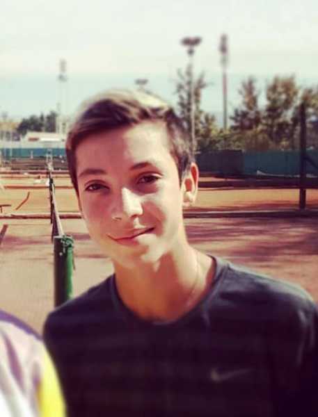 Francisco Gay ganó Regional en dobles y fue finalista en singles informes Lawn Tenis