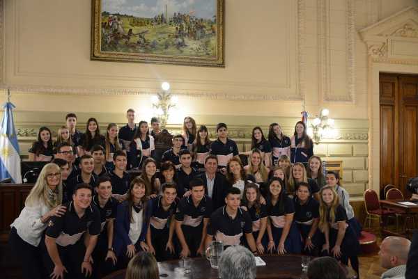 Alumnos de Pilar y San Carlos Norte estuvieron en el Senado