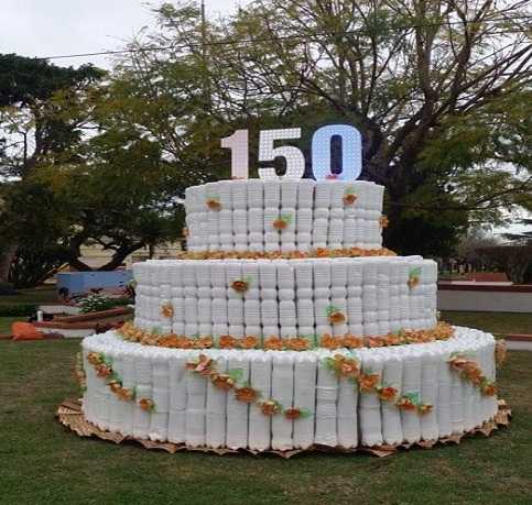 Con botellas descartables mujeres trabajaron para realizar la torta de los 150 años y se instaló en la plaza