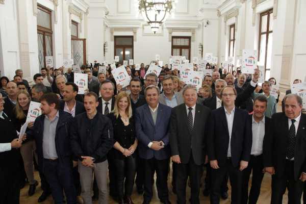  Carlos Fascendini suscribió convenios de la segunda parte del Programa Equipar Santa Fe.