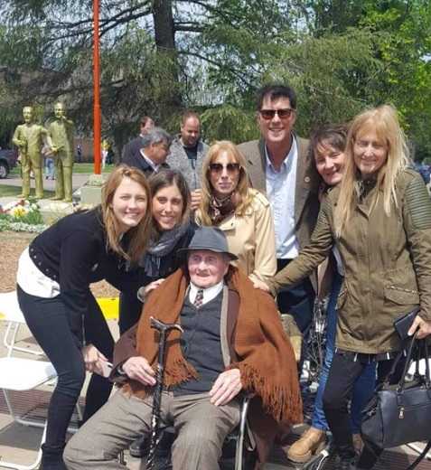Remigio Paulazzo 92 años creador del Reloj de la Plaza junto a su familia en los 150 años de Humboldt
