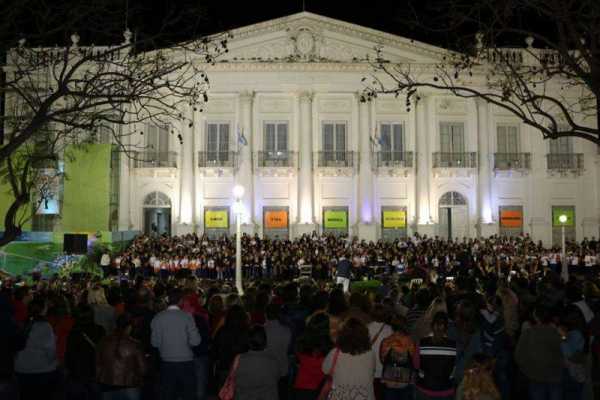 “Esperanza Canta a Latinoamérica”, se realizará el miércoles 03 de Octubre a las 20:15 Hs. en las escalinatas del Palacio Municipal