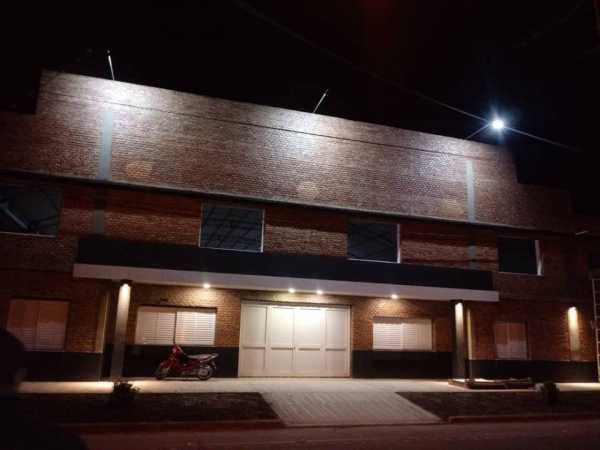 Asoc Dep Juv  esta noche de martes probó la nueva iluminación del gimnacio