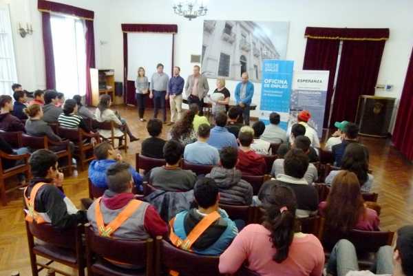 El Gobierno de la Ciudad promueve el empleo joven En el Salón Blanco municipal realizó el acto de firma de convenios de empleo con jóvenes de la Ciudad.