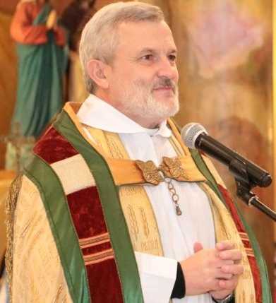 Hoy  es cumpleaños del sacerdote  Axel Arguinchona  y anunció su traslado a Sta Fe para el 12 Nov también al Padre Carlos Magnano