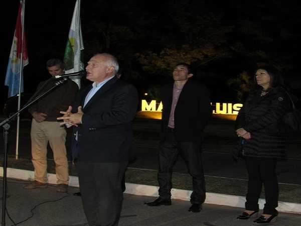 En María Luisa junto al Gobernador Miguel Lifschitz y el Pte Comunal Andrés Calvo. Inauguración de luminaria Led en acceso a la localidad y cruce de rutas
