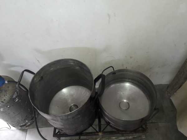 Conseguimos dos ollas para el comedor 