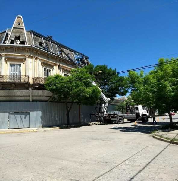 Hoy se comenzaron a elevar las chapas para techar el edificio de Belgrano y Lehmann