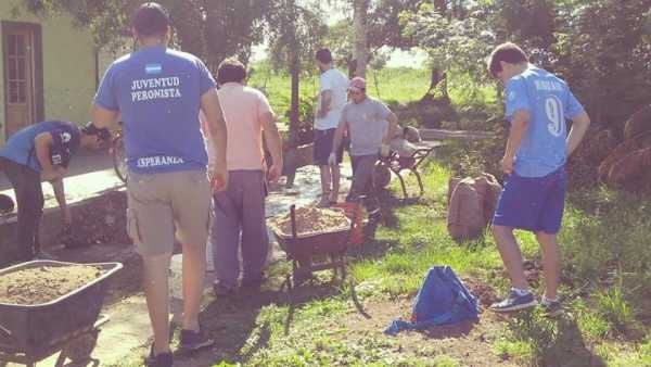Sabado de militancia en Barrio La Orilla realizando Vereda Comunitaria la Juventud Peronista