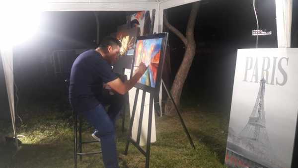 Luis Escalante  expuso algunos de sus trabajos artisticos que pintó este último tiempo en fiesta de Humboldt