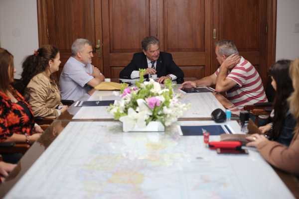 Carlos Fascendini entregó subsidios a entidades de Esperanza este martes