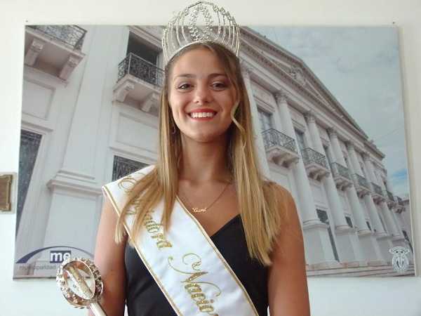 Camila Muller en el Salón Blanco municipal Funcionarios locales recibieron a la joven esperancina, recientemente consagrada como Embajadora Nacional del Arroz