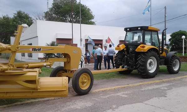Sr. Nicanor Magnin junto al Vicepresidente Sr. Alberto Vaillard, recibieron este lunes un tractor VALTRA A990 y una niveladora de arrastre TBeH N1 OE