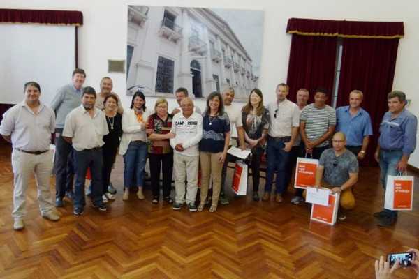 Ana Meiners premio a empleados Municipales que cumplieron 25 y 35 años de actividad