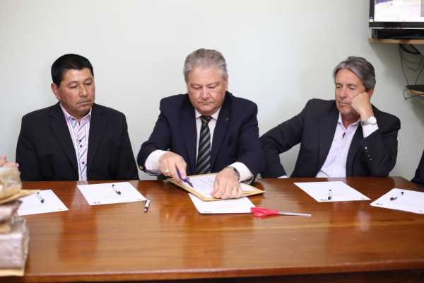  El vicegobernador de la provincia, Carlos Fascendini, presidió en la Comuna de San Mariano el acto de apertura de ofertas para la pavimentación de 5,3 km. del acceso a la localidad desde la Ruta Provincial N° 10.