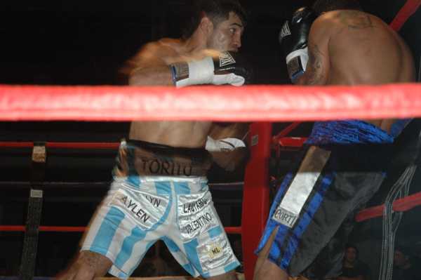 Esta ligero,pega lo justo  y necesario Paniagua ganó en el 1° Round ( VER 45 FOTOS)