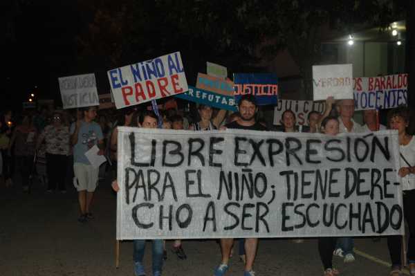 Marcha con petitorio a las autoridades para que Carlos Moyano pueda ver a su hijo (12 fotos ver aqui)