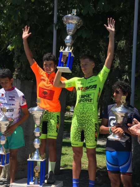 Santi Fontanini 2do  Corrieron en Uruguay en la vuelta juvenil de Codecan