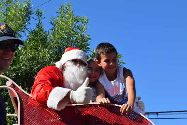 El reparto de regalos de Bomberos Voluntarios y su caravana llevo alegria a los barrios (ver 30 fotos)