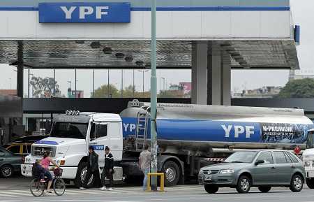YPF anunció que baja el precio del combustible por segunda vez en un mes Será a partir del lunes 7 de enero.(ver importes)