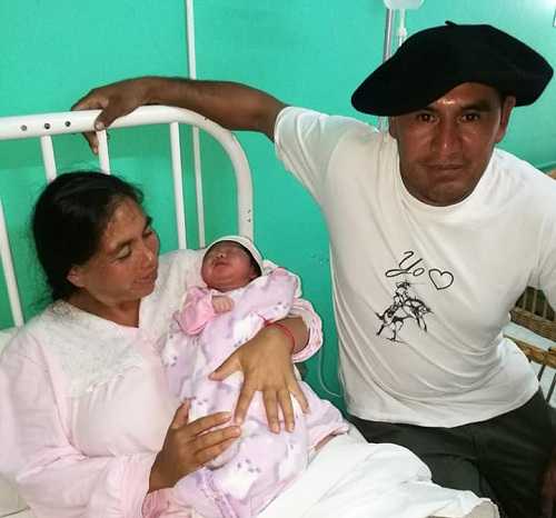 Oriana Belén Farfam, Primera bebé del año Nacida en el SAMCo. Recibió el Ajuar de manos de miembros de cooperadora 