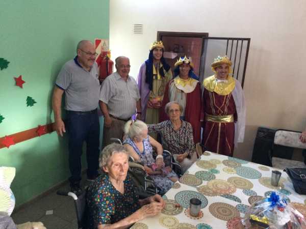 El Gobierno de la Ciudad de Esperanza junto a los adultos mayores.