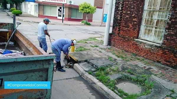 Desde la 5:30 trabajamos en la limpieza de canales y desagües tras el temporal . Las diferentes cuadrillas recorren distintos puntos de la red de drenaje de la ciudad