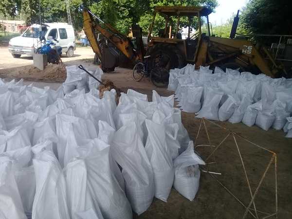 Se llenaron bolsas con arena por personal Municipal para prevenir subida de caudal de agua en el salado 