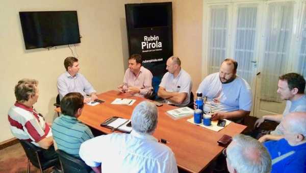 Pirola junto a los  organizadores del  Rally y Regularidad de autos antiguos en la Casa del Senado.
