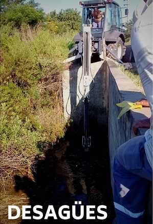 Continuamos limpiando los canales de la ciudad  en este caso, el canal de las vías,manifestaba Martín Franconi