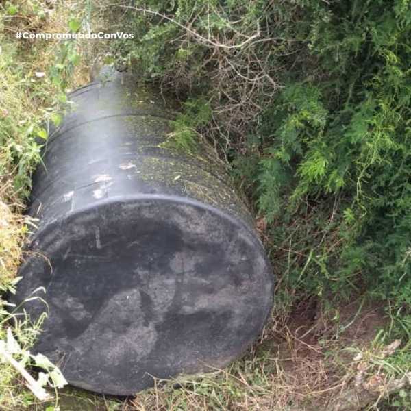 INDIGNANTE  Este tanque de agua de 2500 litros fue tirado adentro del canal Cavour, desagüe que drena el agua de barrio la Orilla (Ver mas fotos)