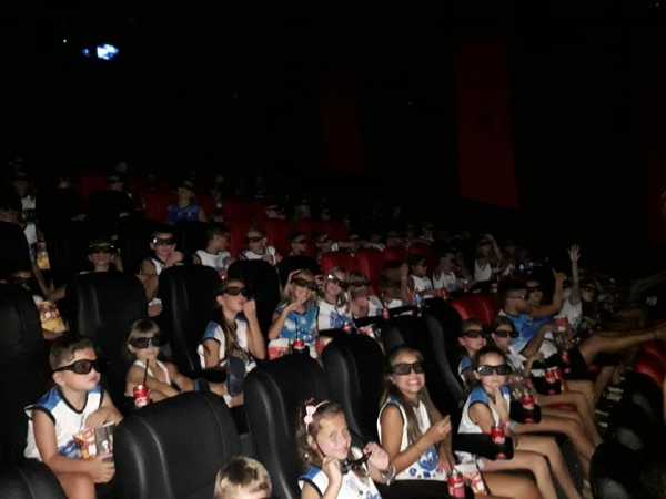 Los chicos de la colonia del CECE estuvieron en EMax cines viendo pelicula