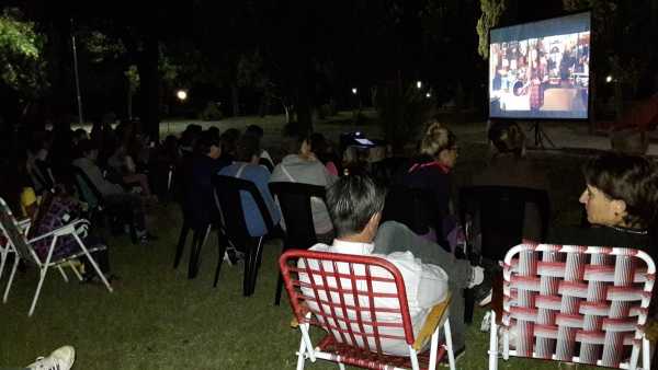 Con  Noches de Cine , Fundación Innovar aporta al encuentro entre vecinos  y momentos de sana diversión en familia.