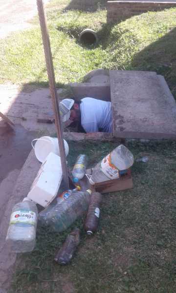 Lamentable Una vecina arrojó bolsas y envases a una bocacalle de San Martín y Balcarce 