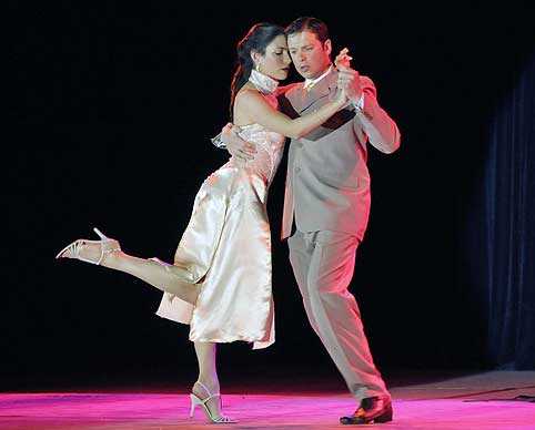 Clases de Tango Danza coordinados por Tamara Tossone y Adrián Yori  invita el Club del Tango