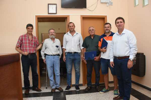 Ruben Pirola visito al Presidente Comunal de Pujato Norte Cristian Auce con quien efectuó entrega de aportes a instituciones locales 