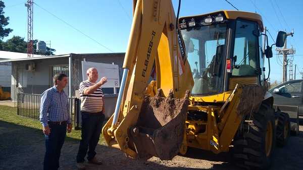 Ruben Pirola en Sta Maria Centro con Pte Comunal Marcelo Masola junto a  Retroexcavadora 0km para sector rural