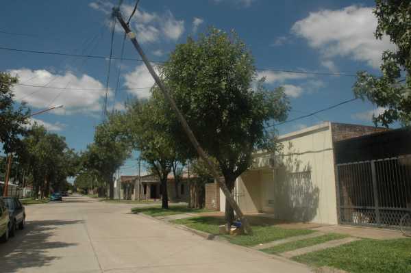 Hay mucha demora en solucionar los problemas de los postes semi caidos