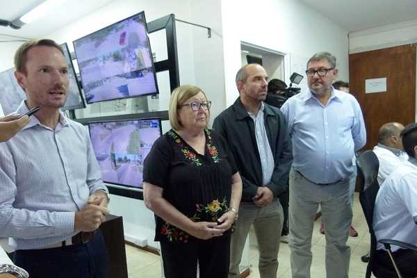 Meiners , Franconi , Gomez en la Central de Monitoreo de la Ciudad.