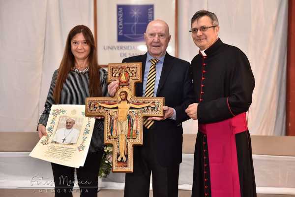 Bendición Papal y la cruz de ecumenismo de manos directas del Padre Lucio inaguración Universidad Catolica de Humboldt (54 fotos)