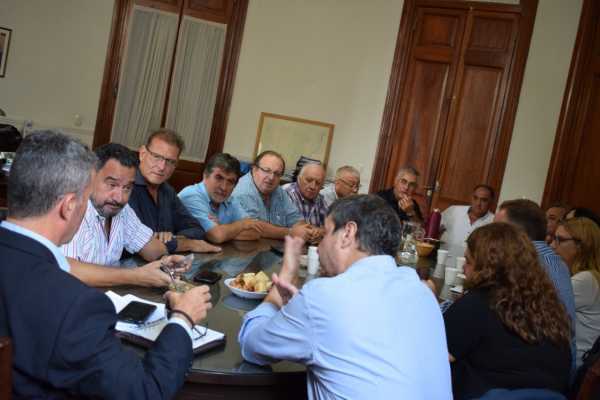 HUBO ACUERDO EN LA PARITARIA MUNICIPAL  Se fijó un aumento del 15% con cláusula gatillo.