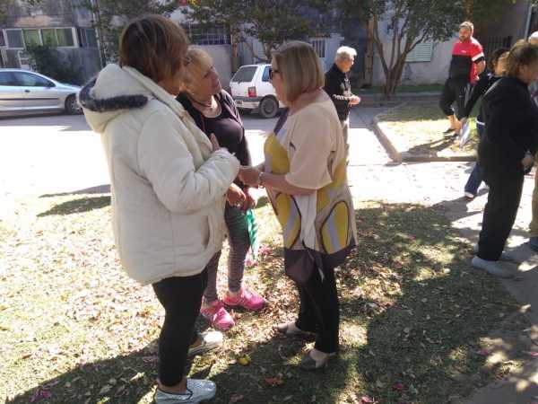 Ana Meiners encabezó una nueva entrega de materiales para veredas comunitarias.