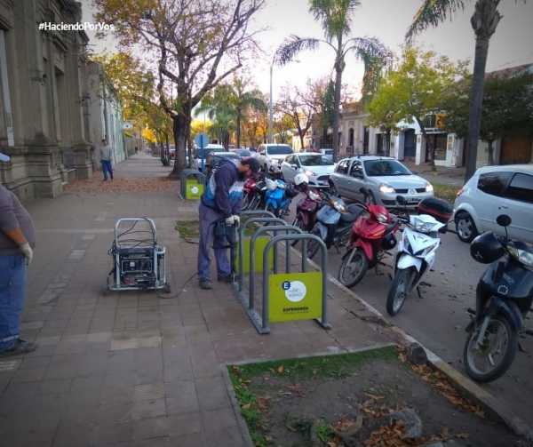 La Municipalidad colocó nuevos bicicleteros en la escuela San Martín 