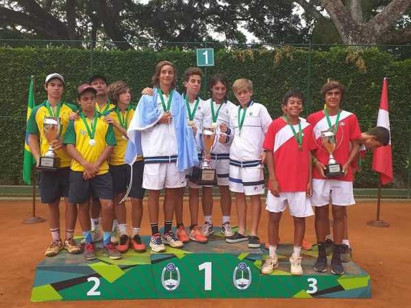  Brasil y Argentina celebraron y gritaron campeónes en la jornada final del Sudamericano de tenis de 14 años que llegó a su fin en el Club Campestre de Cali, Colombia