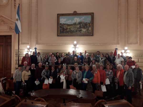 Invitados por Senador Ruben Pirola, Centro Jubilados Municipales de Esperanza visitaron hoy el Senado y turismo sta fe