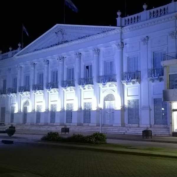 El Palacio Municipal de Esperanza engalanado de Celeste y Blanco con motivo de la conmemoración del 25 de Mayo de 1810