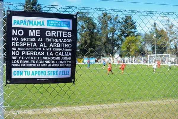 Padres de futbolistas de inferiores de San Lorenzo de Esperanza colocaron carteles para que lean los mayores y el deporte se disfrute