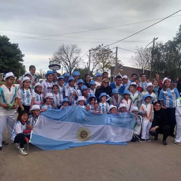 Sonáron los instrumentos de los chicos en barrio la orilla con los colores patrios