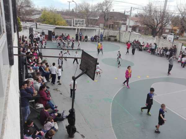Casi 150 chicos participaron del Encuentro de Escuelas de Básquetbol organizó con éxito el C.A.Almagro este domingo.