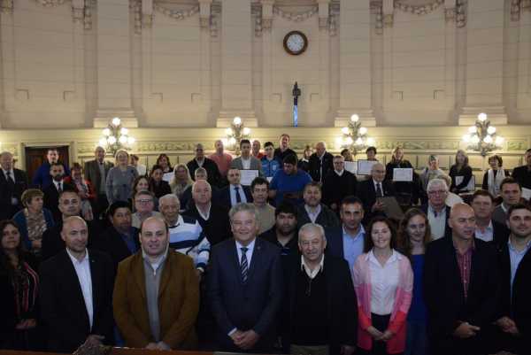 Reconocimientos a personas destacadas del Dto Las Colonias entregaron , en el recinto de la Cámara de Senadores  